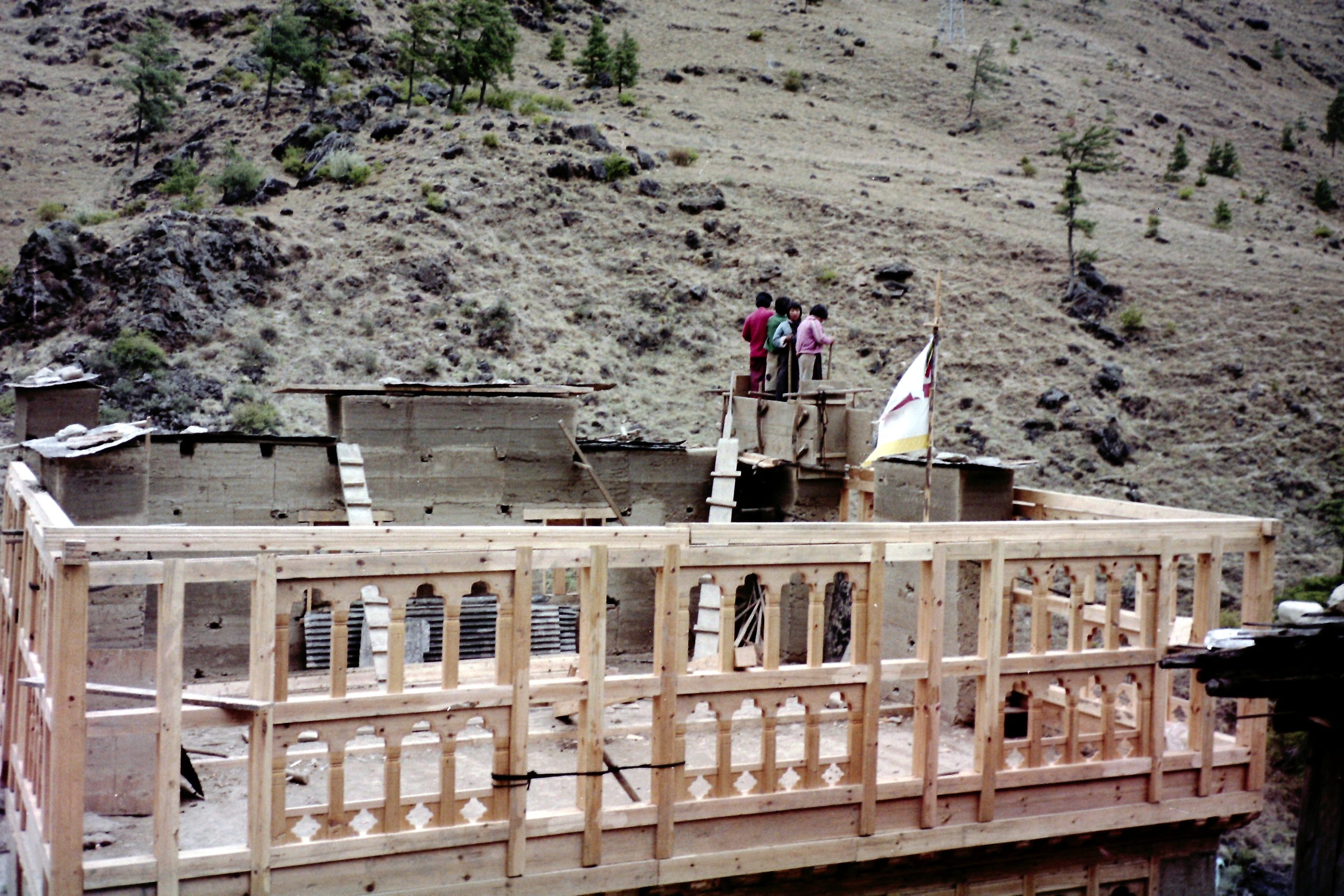少女たちの歌声が谷間に響くブータンの家づくり（撮影：1990年5月）