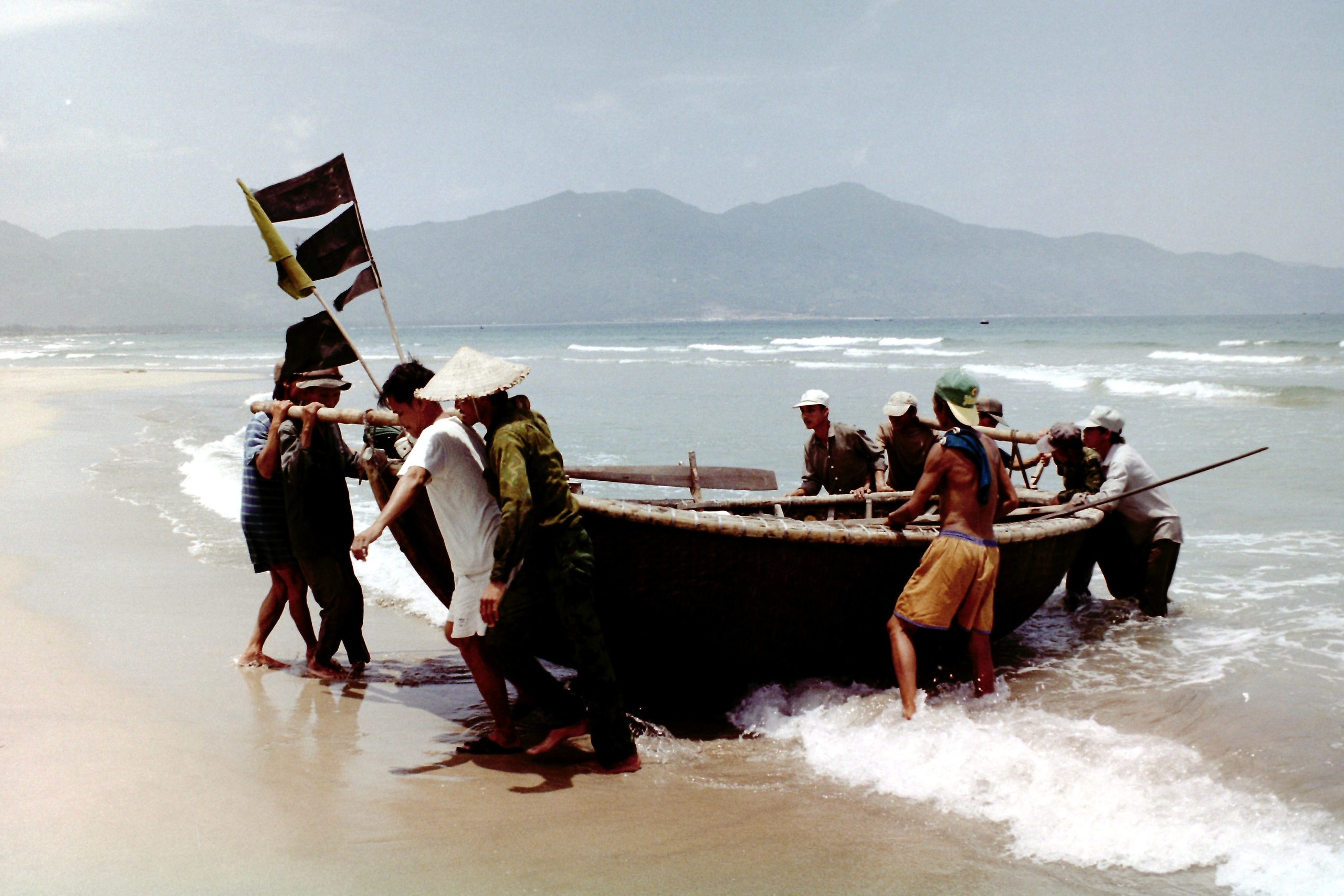ベトナムの美しいビーチ、丸い竹カゴ舟で太刀魚漁をする若者達に出会った（撮影：1996年5月）