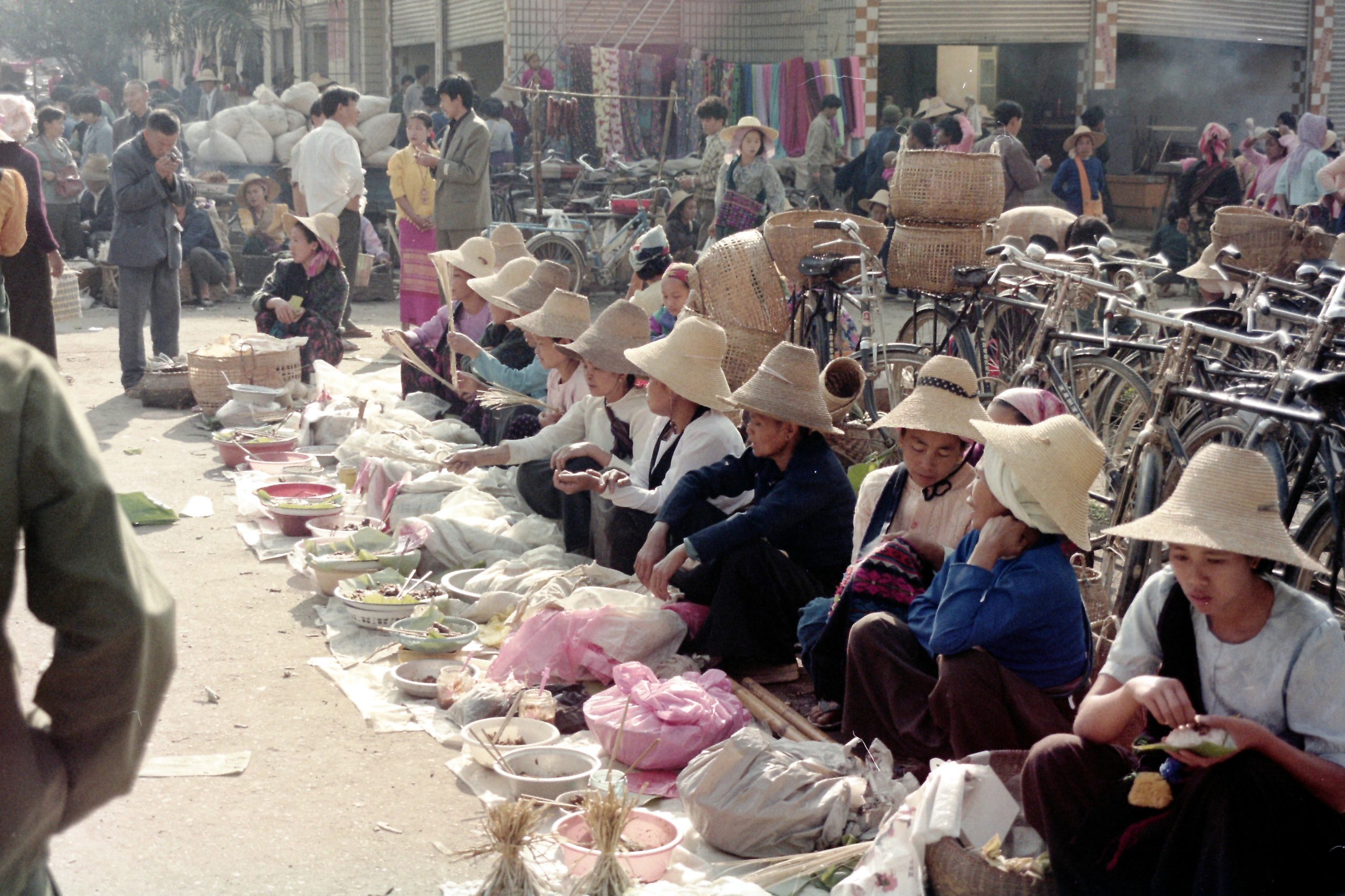 シーサンパンナ（西双版納）の市場は若い娘さんたちの活気で満ちていた（撮影：1994年3月）