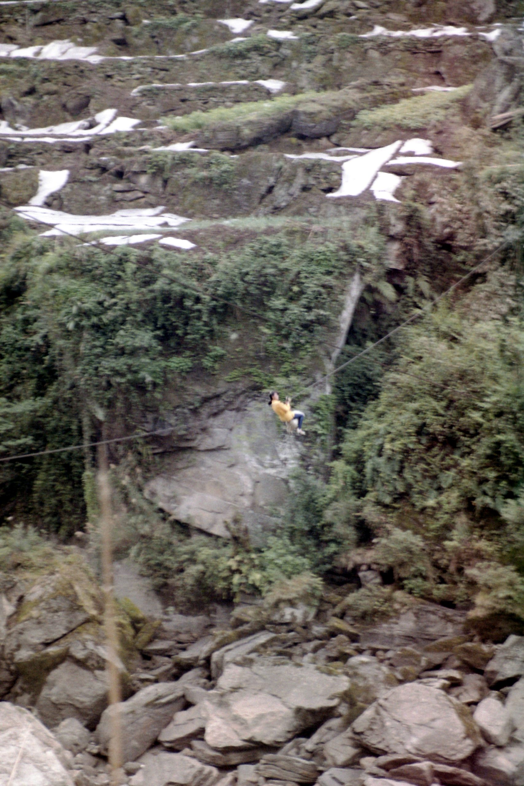シュルシュルと滑って便利な空中移動ケーブル（撮影：1997年4月）