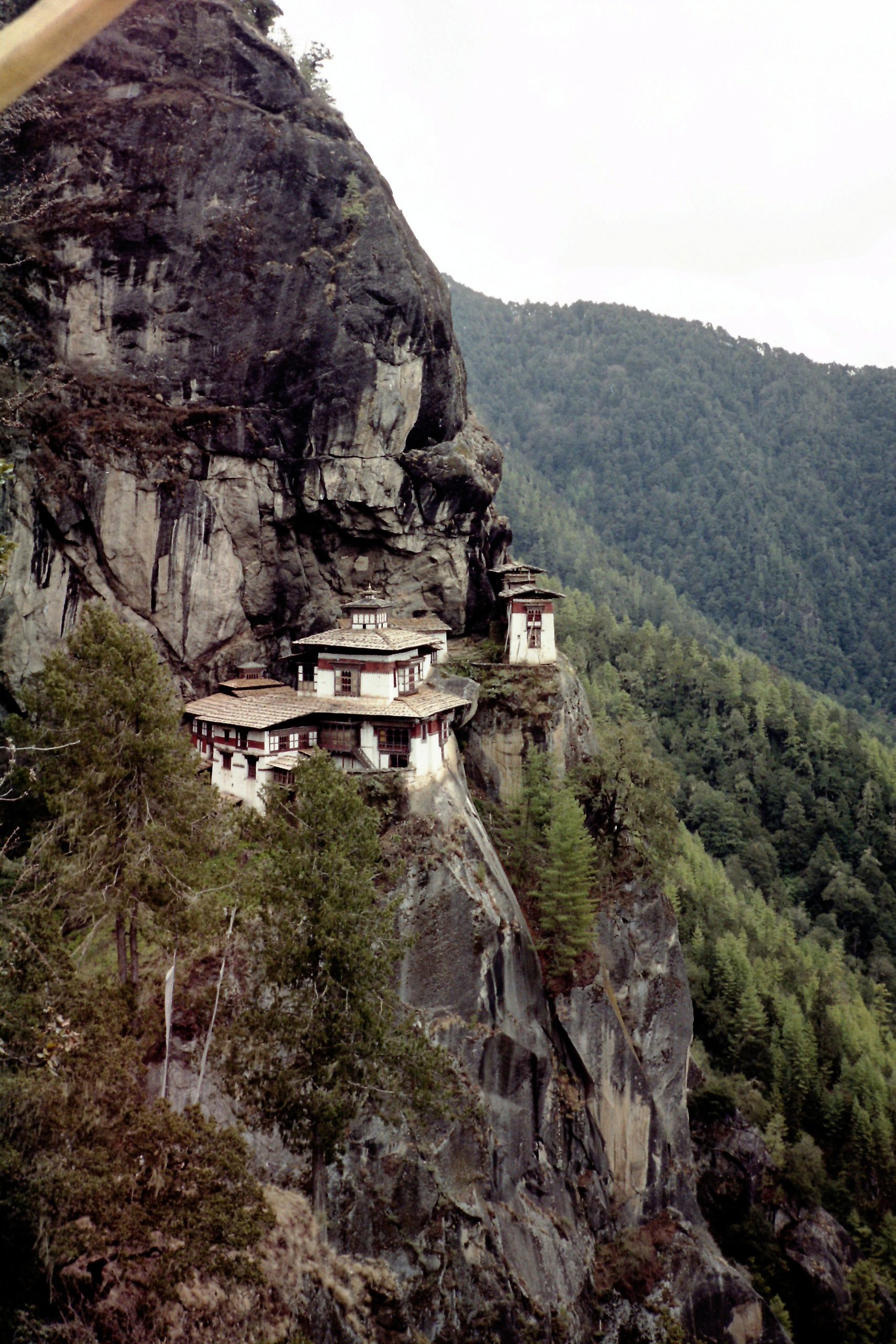 天空から舞い降りてきたタクツァン僧院（撮影：1990年5月）