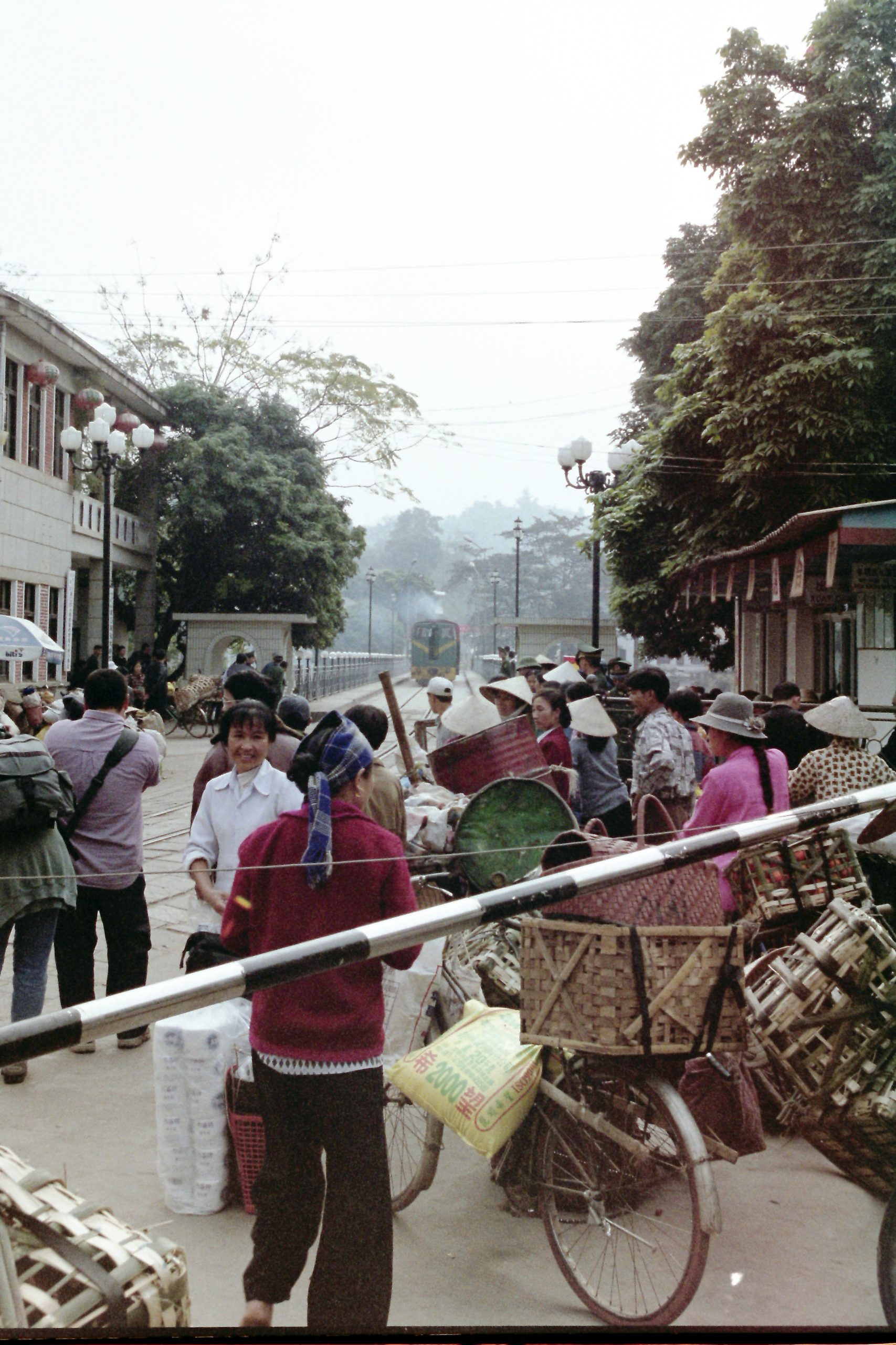 ベトナム・ハノイからやって来た国際列車に出会えた国境の町（撮影：1996年5月）