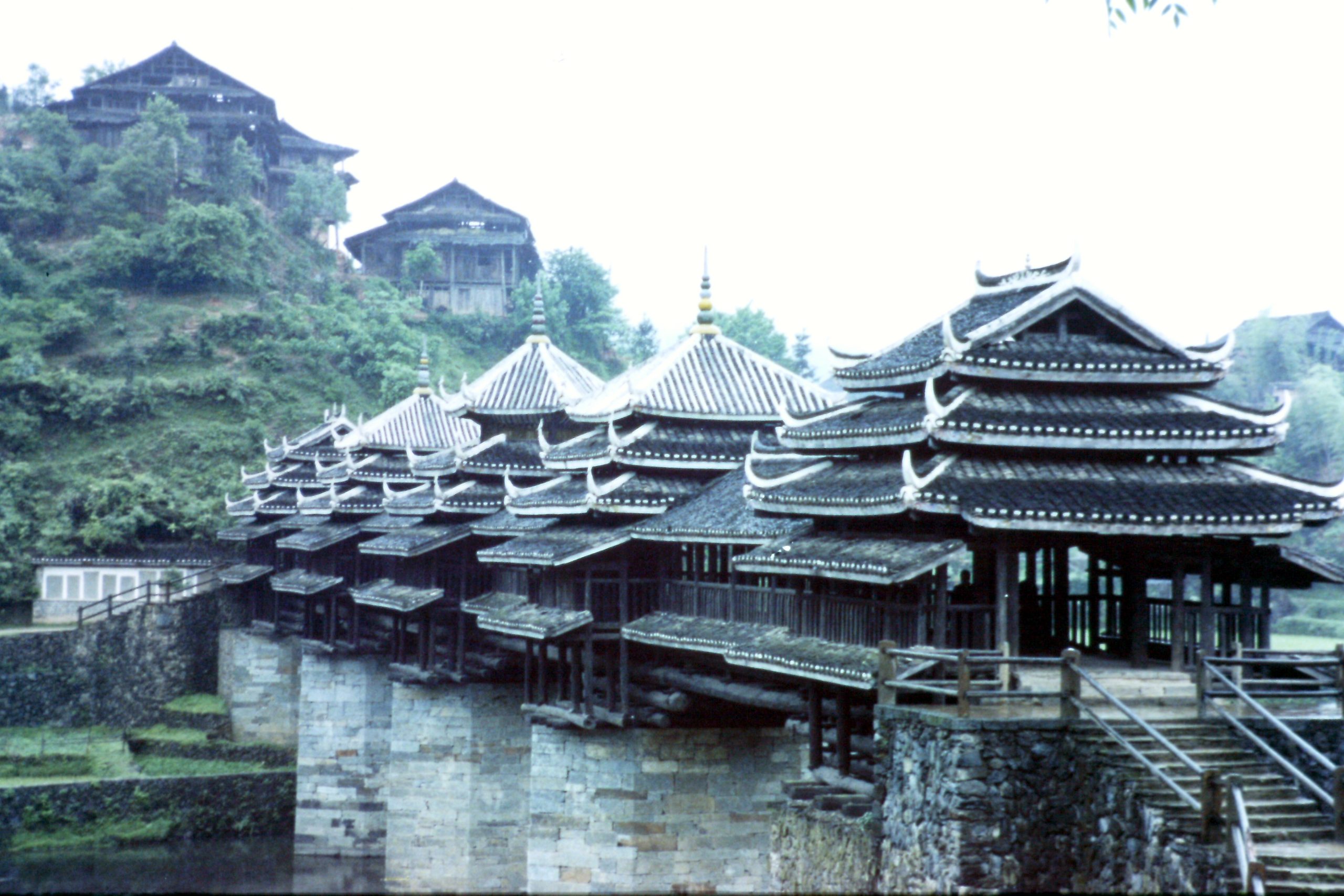 トン族の人たちが“世界一の木橋”と自慢する「程陽橋」（撮影：1991年4月）