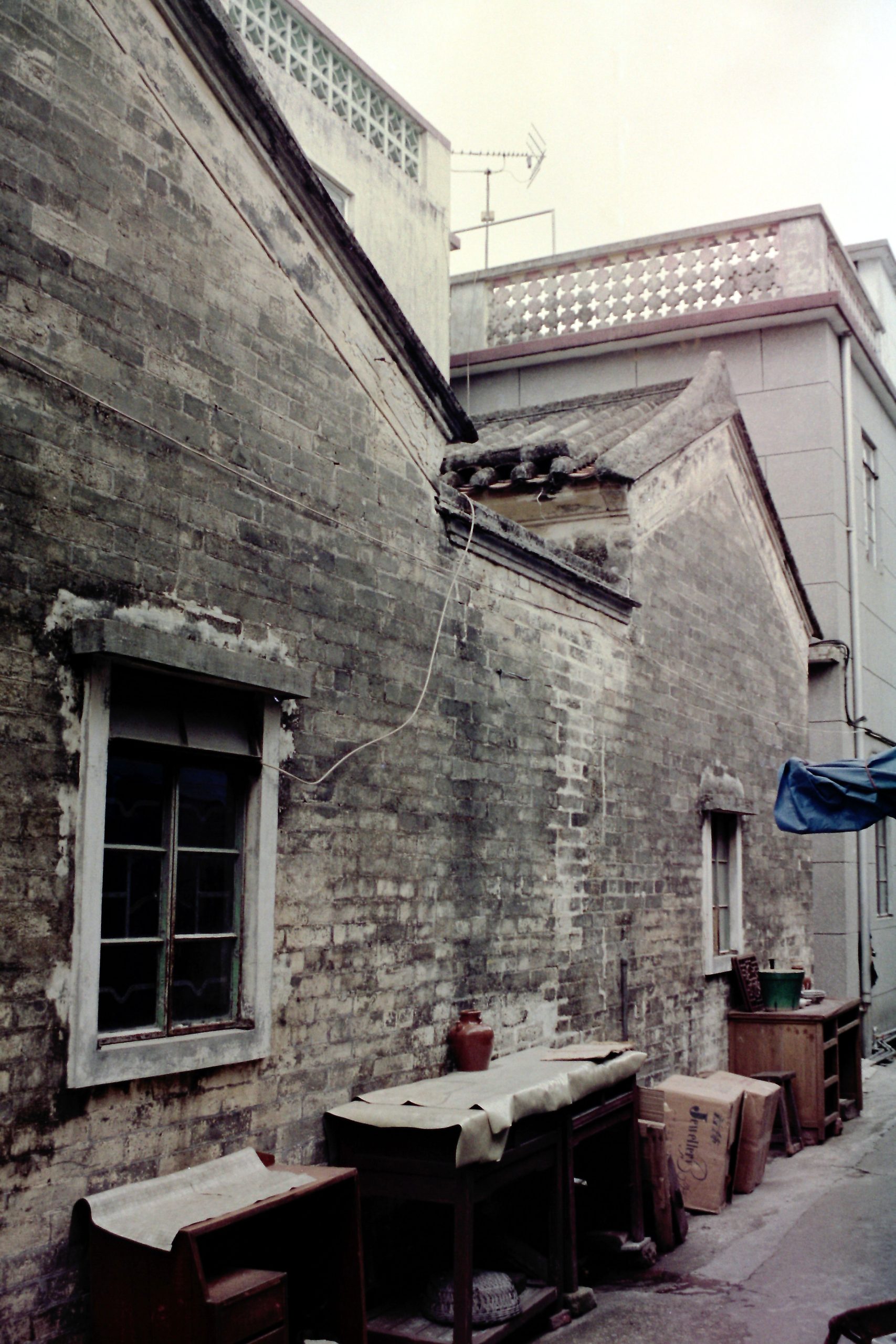 壊されていく古い建物には“魔”が宿っている（撮影：1993年3月）
