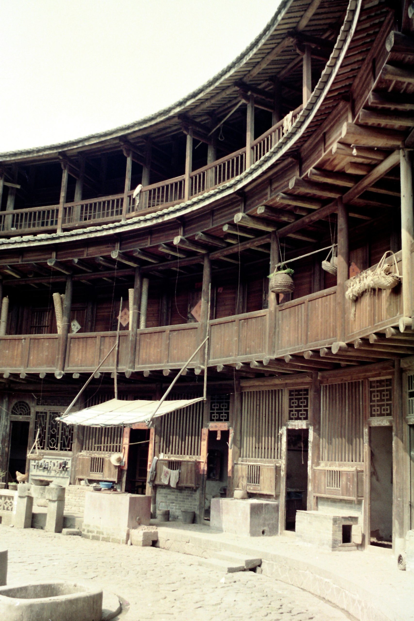 円楼の内側は木造の暖かみある空間が広がり、外観の要塞とは別物だった（撮影：1993年3月）