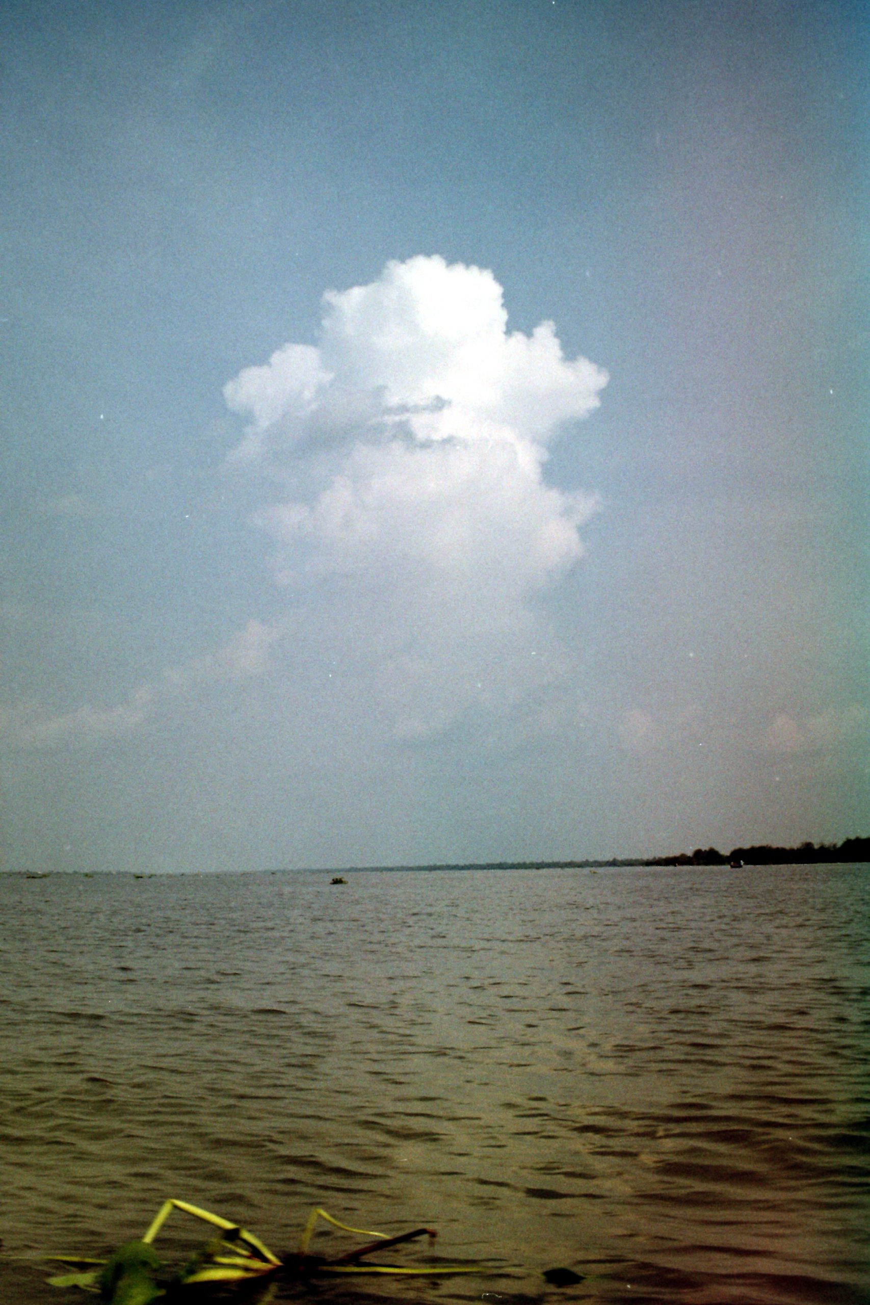 メコン河に浮かぶ白い雲をため息まじりに見あげてしまった（撮影：1996年5月）